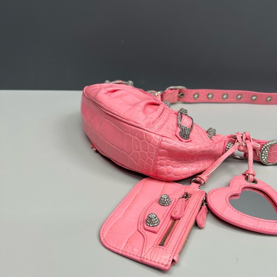 Balenciaga巴黎世家 粉色鱷魚壓紋鑽扣Le Cagole月牙包-2