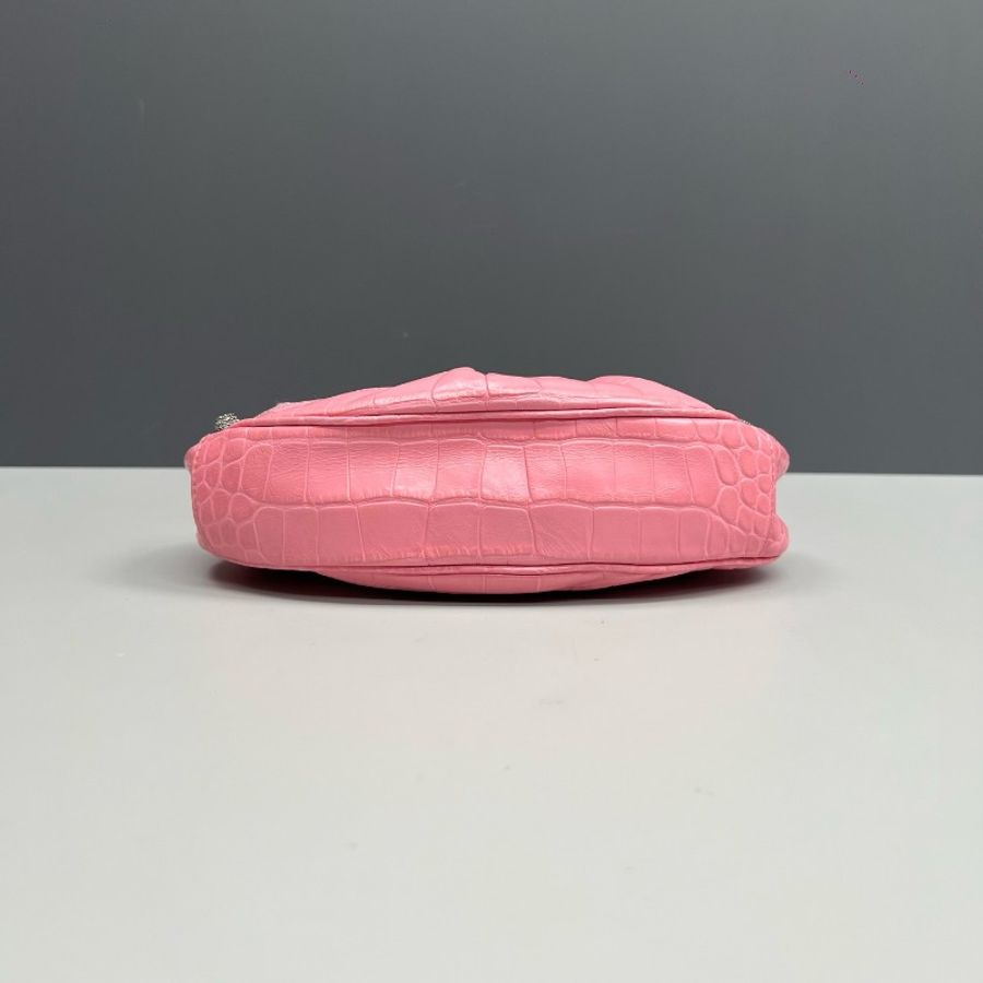 Balenciaga巴黎世家 粉色鱷魚壓紋鑽扣Le Cagole月牙包-3