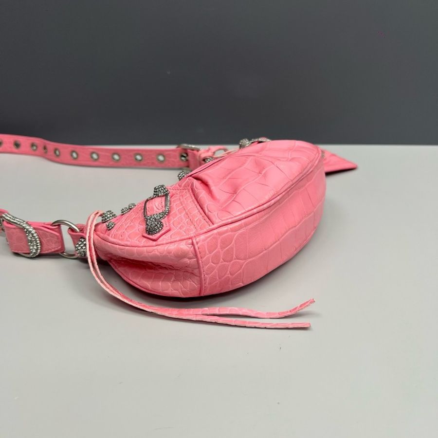 Balenciaga巴黎世家 粉色鱷魚壓紋鑽扣Le Cagole月牙包-4