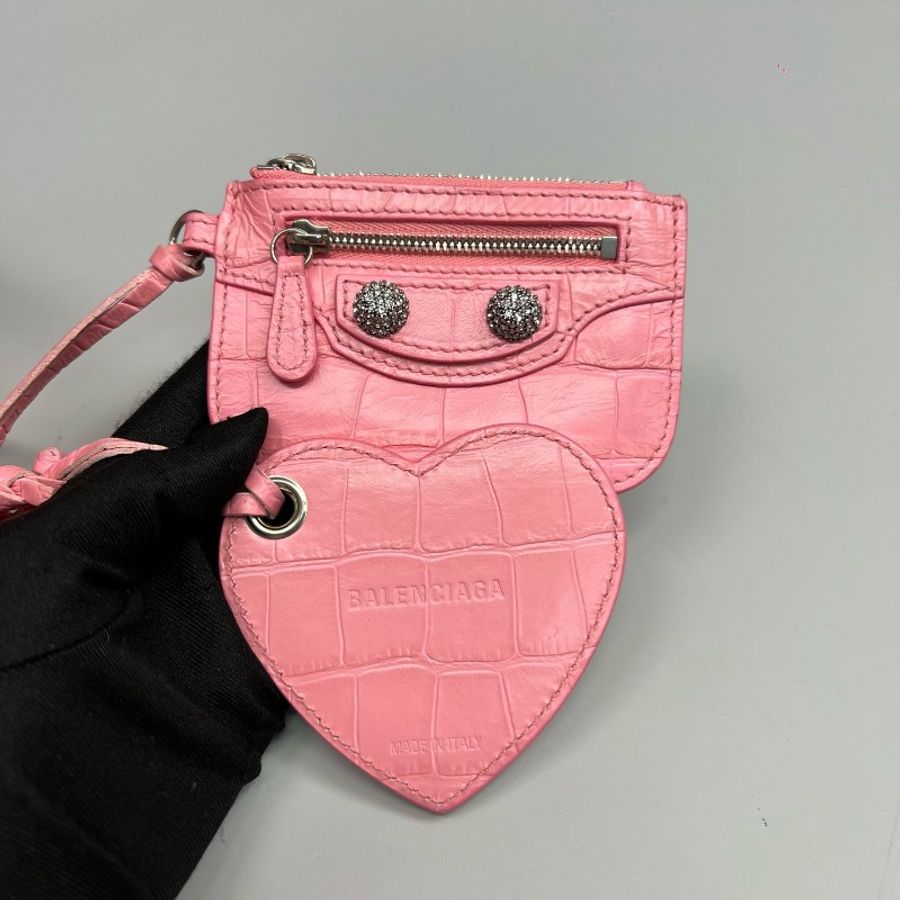 Balenciaga巴黎世家 粉色鱷魚壓紋鑽扣Le Cagole月牙包-5