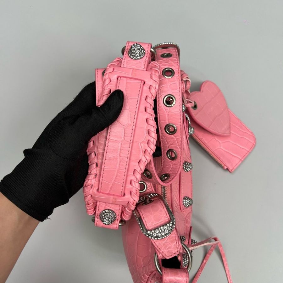 Balenciaga巴黎世家 粉色鱷魚壓紋鑽扣Le Cagole月牙包-6