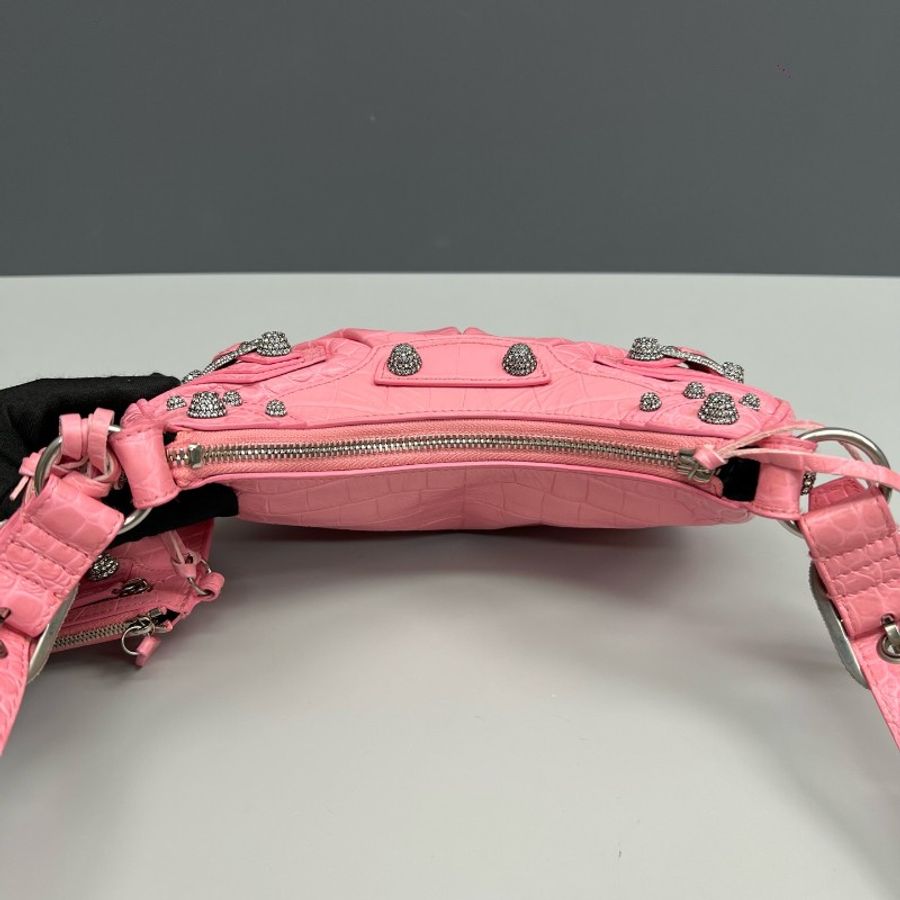 Balenciaga巴黎世家 粉色鱷魚壓紋鑽扣Le Cagole月牙包-7
