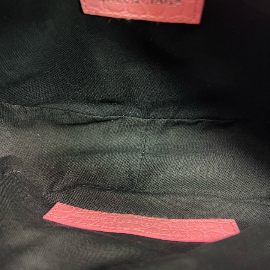 Balenciaga巴黎世家 粉色鱷魚壓紋鑽扣Le Cagole月牙包-8