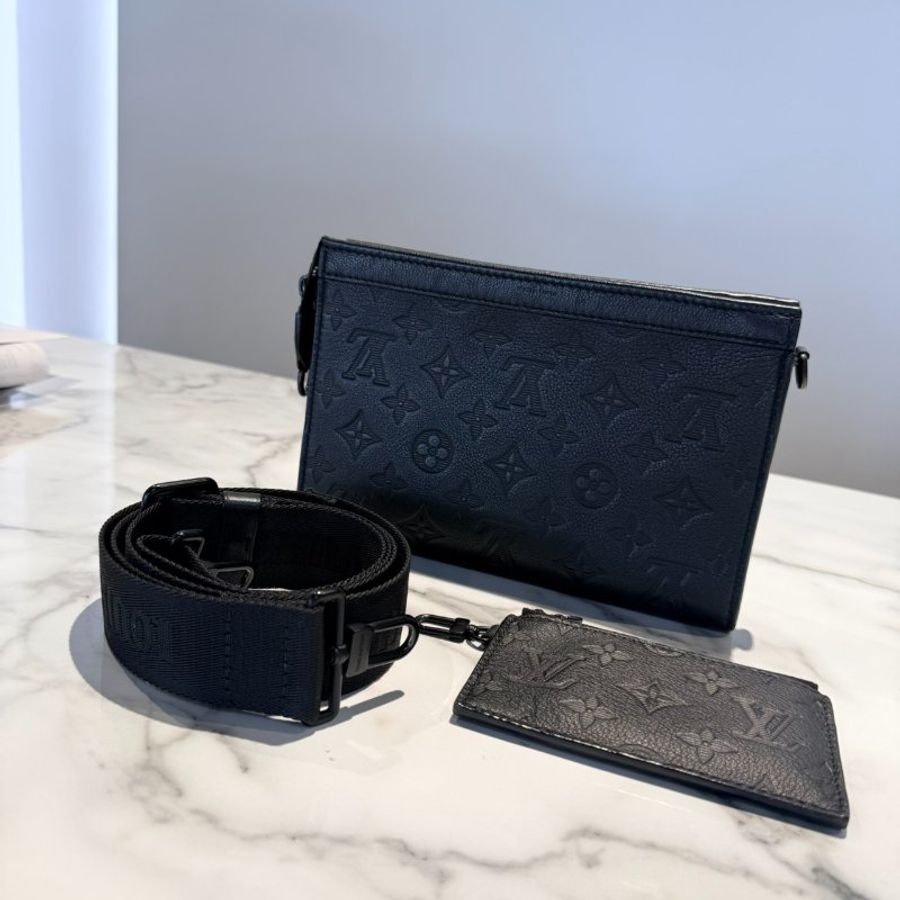 LV aston 隨身壓紋側背-2