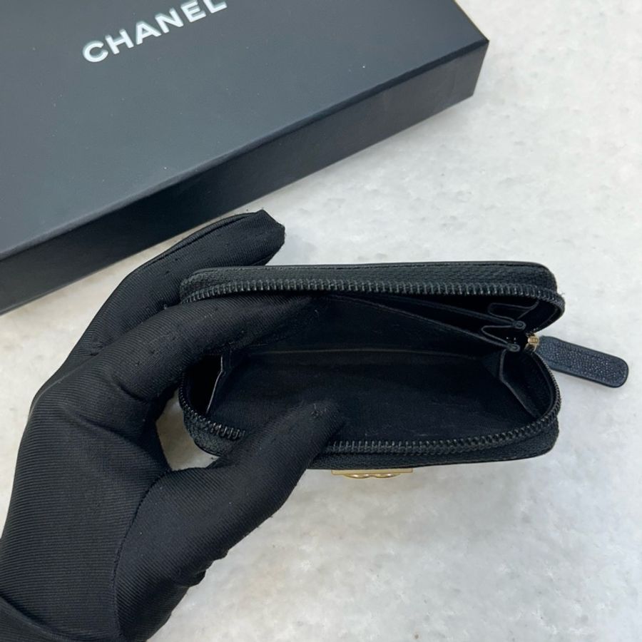 Chanel 黑金山形紋小牛皮BOY拉鍊零錢包A80602-7