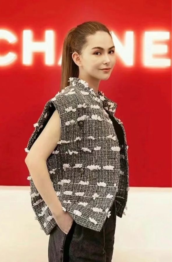 CHANEL 22B秋冬系列 黑白粗花呢立體白花無袖馬甲-2