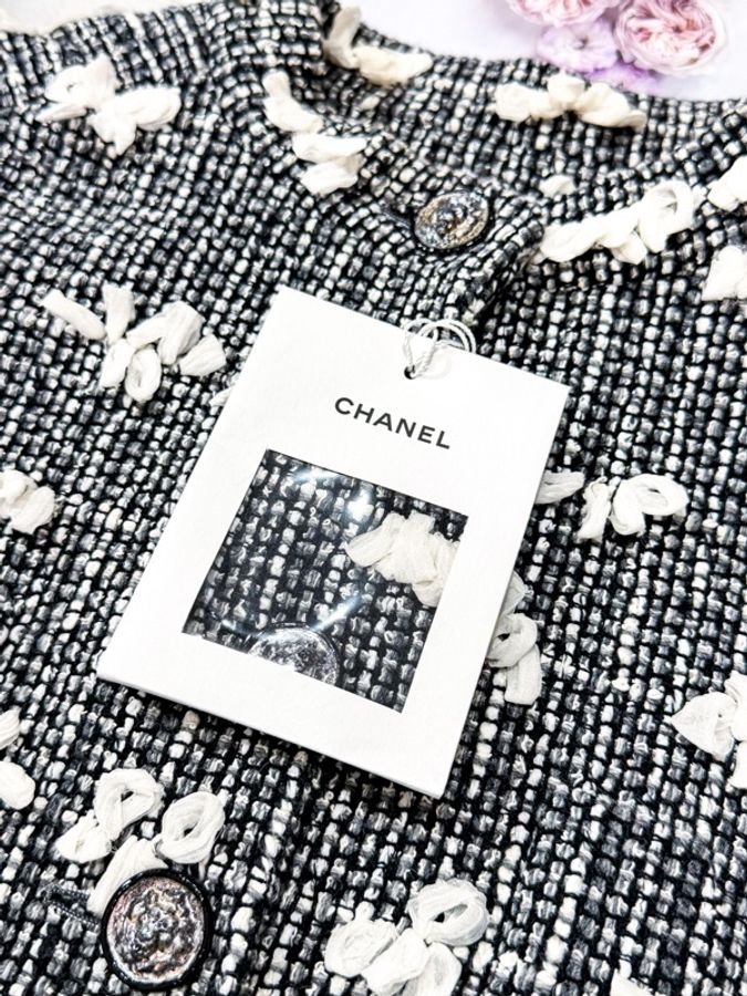 CHANEL 22B秋冬系列 黑白粗花呢立體白花無袖馬甲-3