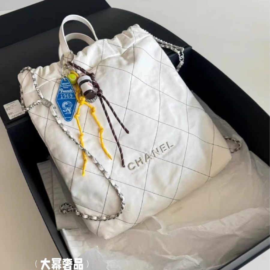 Chanel • 經典白色黑線銀釦22 Bag 後背包 芯片款✨-1