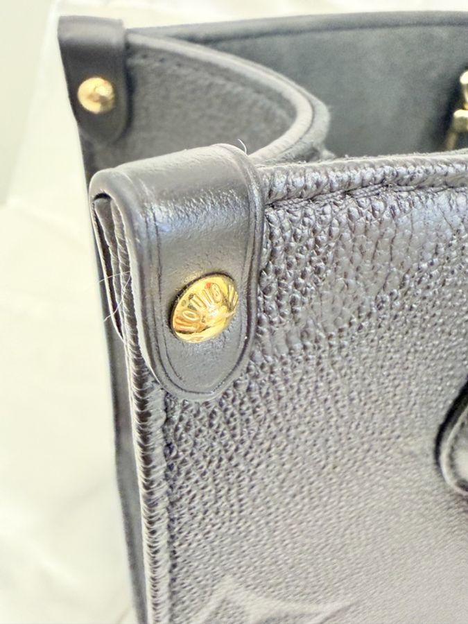 LV 黑牛皮logo壓紋on the go pm手提斜背包-23