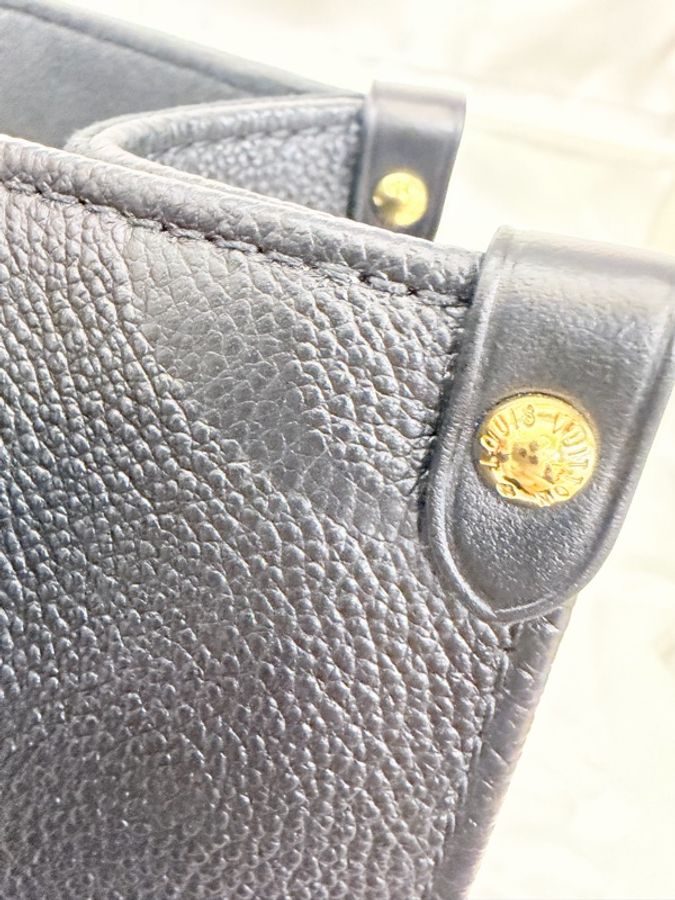 LV 黑牛皮logo壓紋on the go pm手提斜背包-24