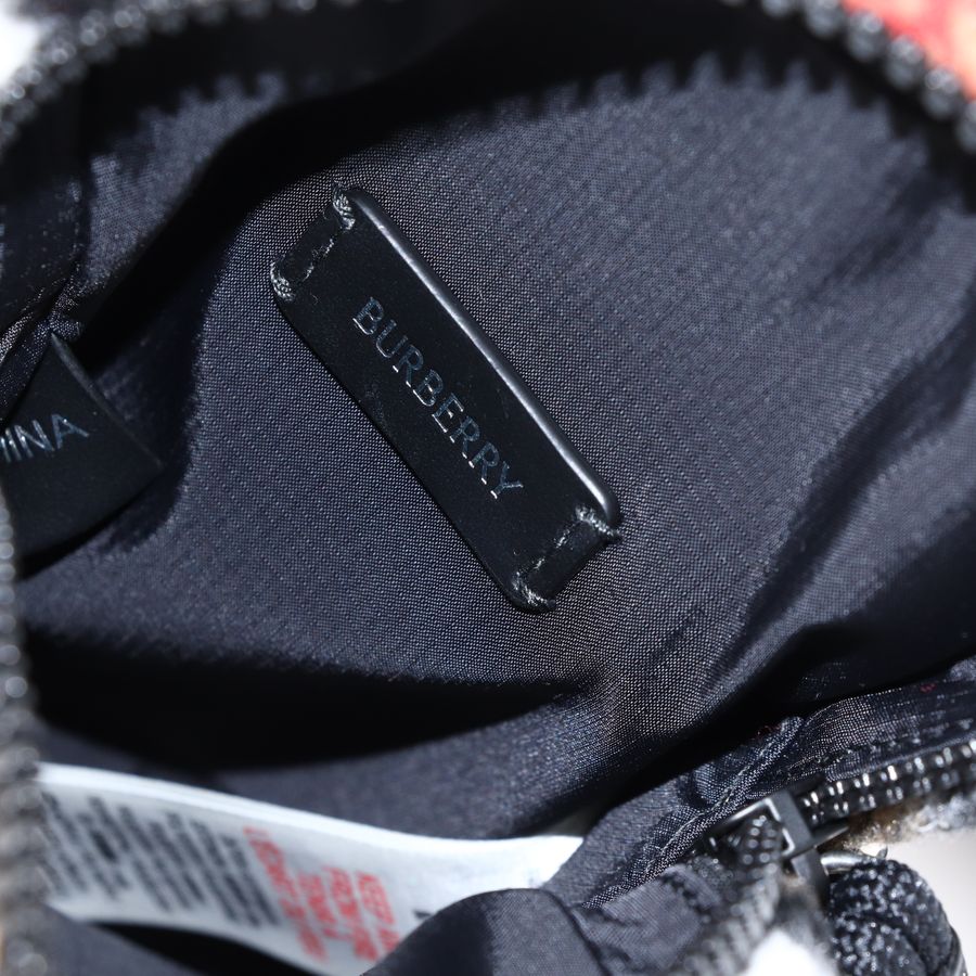Burberry 羔羊澎澎毛 經典格紋 手機包 拉鍊 斜背包-16