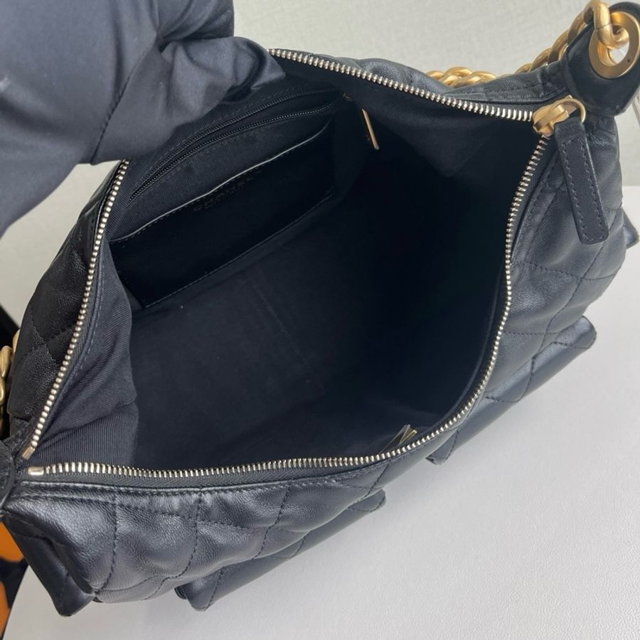 Chanel 香奈兒hobo👜腋下包 嬉皮包25C 大號 肩背包 黑金 羊皮-6