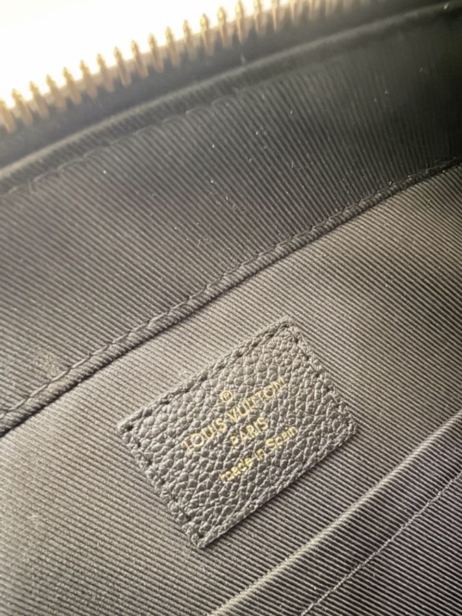 LV 黑牛皮logo壓紋相機包 saintonge-20