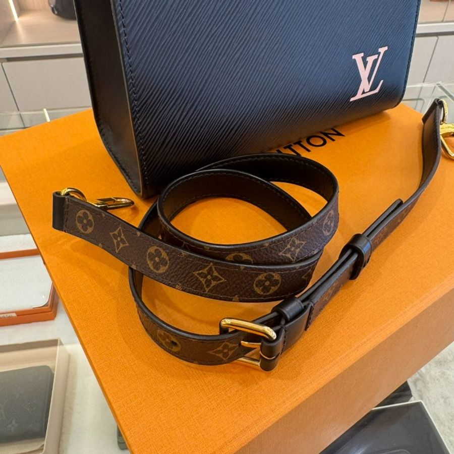 *SHIHNA名牌精品*LV M58660 Sac Plat BB 水波紋琴譜包-6