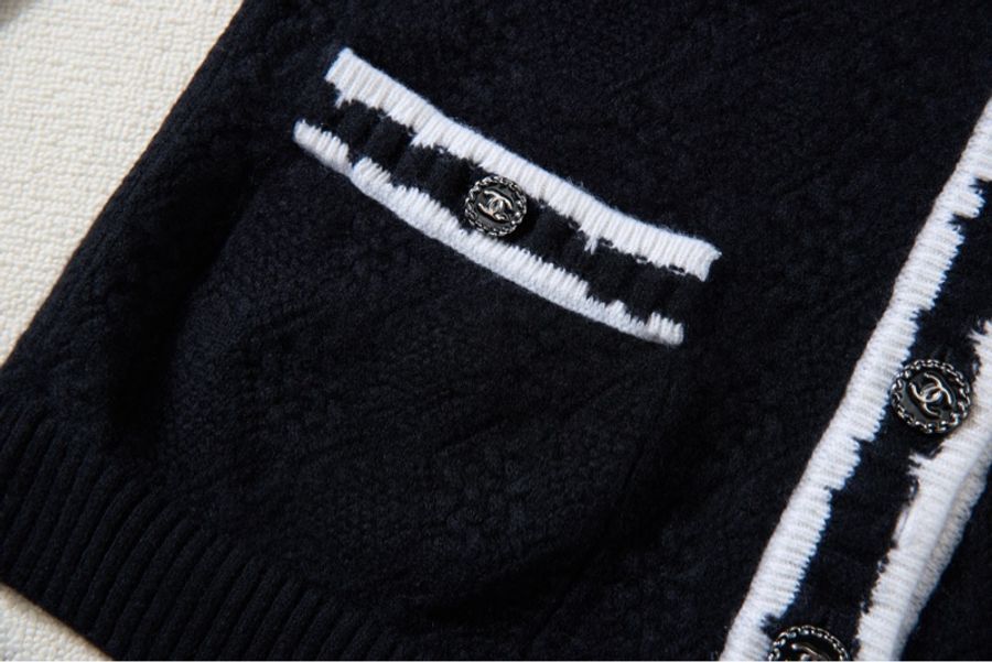 CHANEL 黑底白邊V領菱格羊絨開衫-4