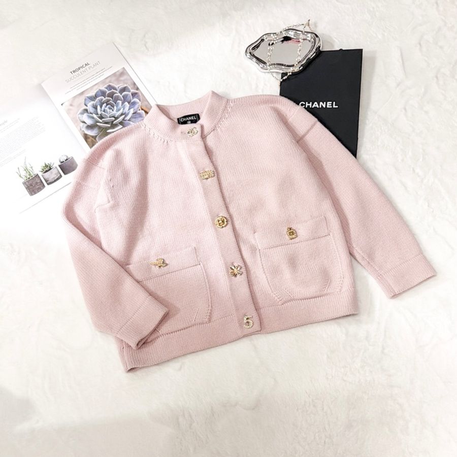 CHANEL 22B秋冬系列 淺粉多元素金扣羊絨開衫 Size42-0