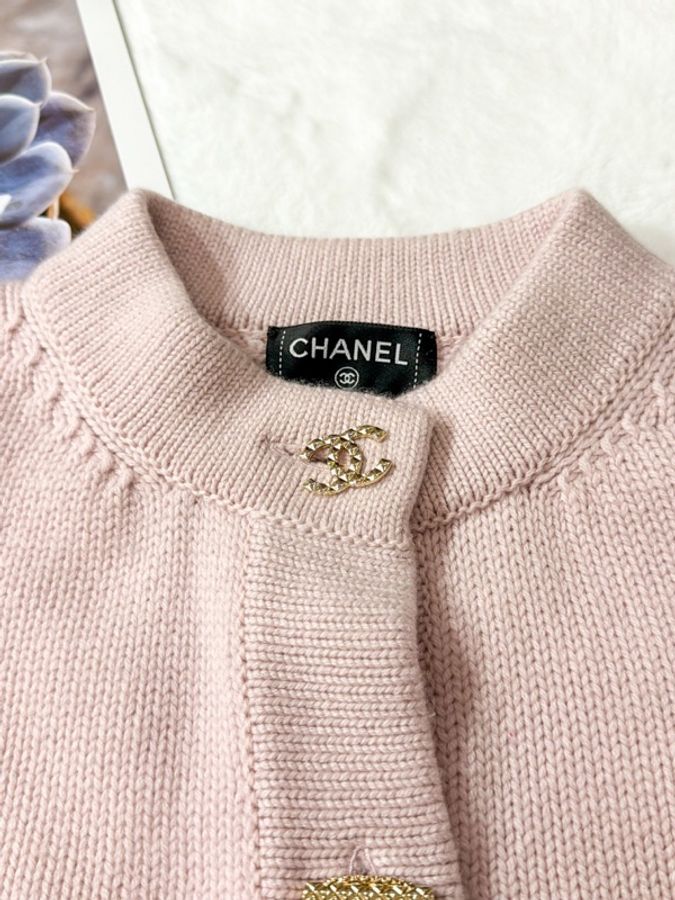 CHANEL 22B秋冬系列 淺粉多元素金扣羊絨開衫 Size42-1