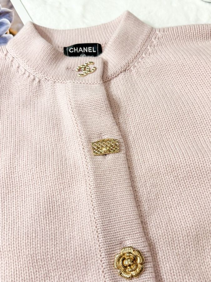 CHANEL 22B秋冬系列 淺粉多元素金扣羊絨開衫 Size42-2