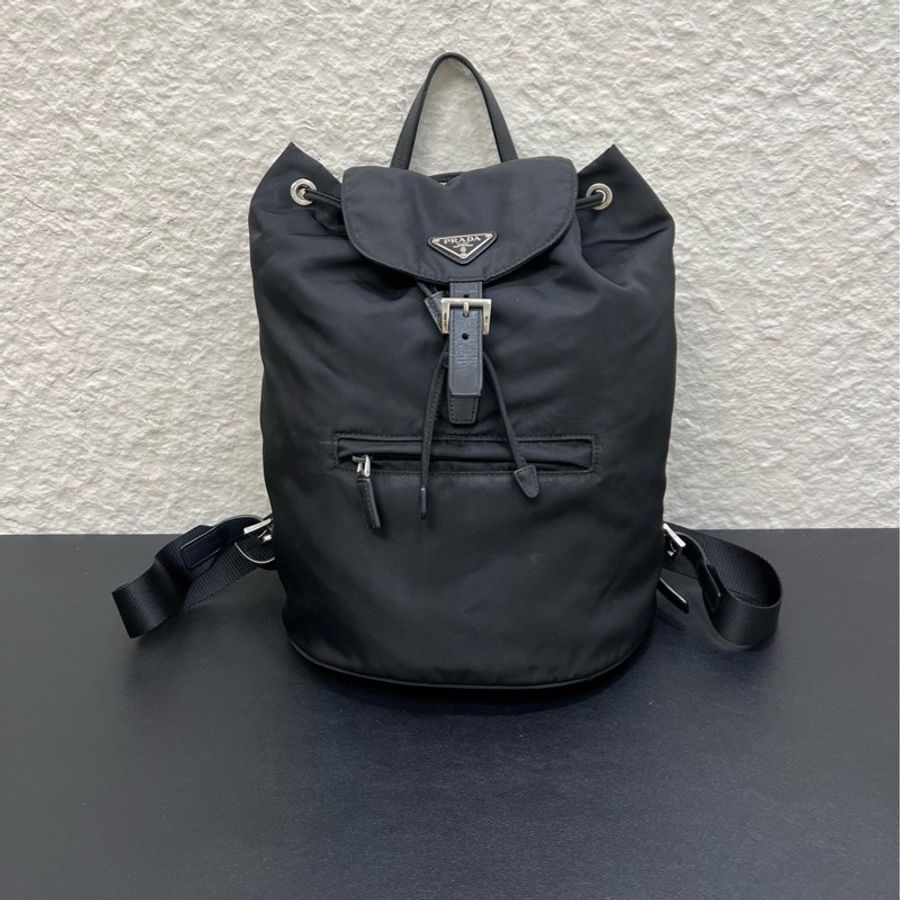 【震撼撿漏👍🏻全網最低價】💫Prada/普拉達黑銀尼龍降落傘雙肩包背包 男女通用-1
