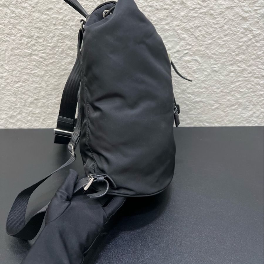 【震撼撿漏👍🏻全網最低價】💫Prada/普拉達黑銀尼龍降落傘雙肩包背包 男女通用-3