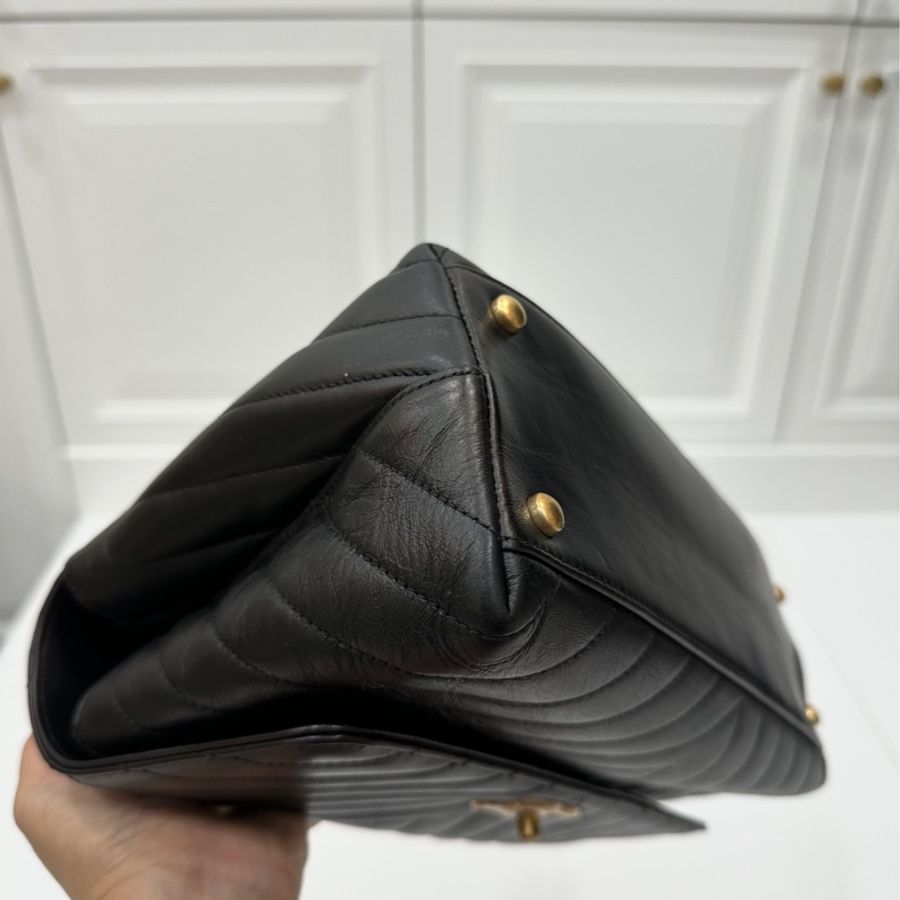 《仙闆名牌精品》Chanel 香奈兒 coco handle 28 蜥蜴手柄 黑金 V 紋 手提包 斜背包 肩背包 側背包 鍊條包-14
