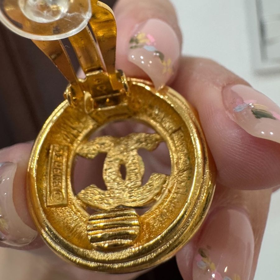 chanel 香奈兒 vintage 金色 軍牌 羅紋 鏤空 雙C 耳環 耳夾 耳飾 夾式耳環-10