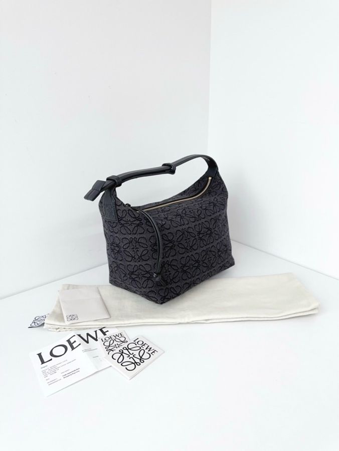 Loewe羅意威🫶🏻 黑色大花cubi飯盒包 經典壓紋 肩帶牛皮 💕99新✨ 尺寸:25*16*17-2