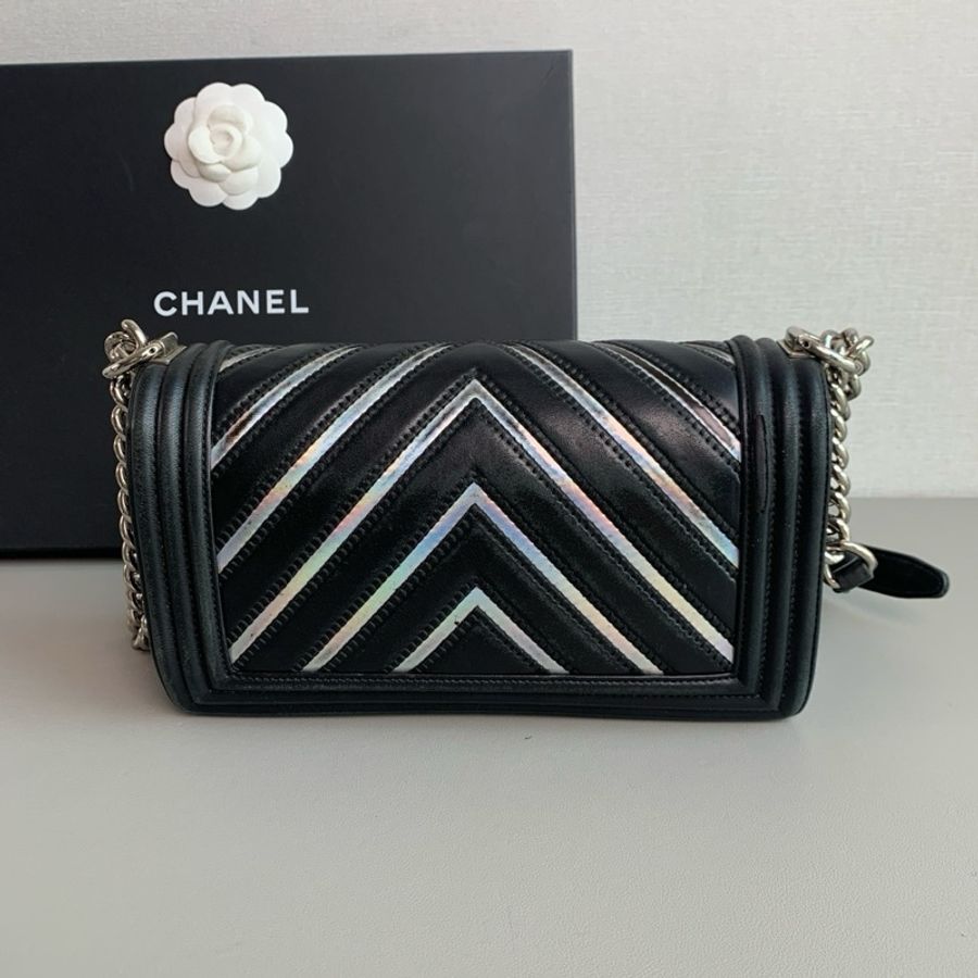 Chanel 香奈兒🖤 黑銀中號Leboy 鐳射V紋 單肩斜挎包💕 98成色✨ 24開無卡 尺寸:25*14-3
