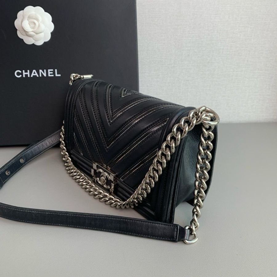 Chanel 香奈兒🖤 黑銀中號Leboy 鐳射V紋 單肩斜挎包💕 98成色✨ 24開無卡 尺寸:25*14-4