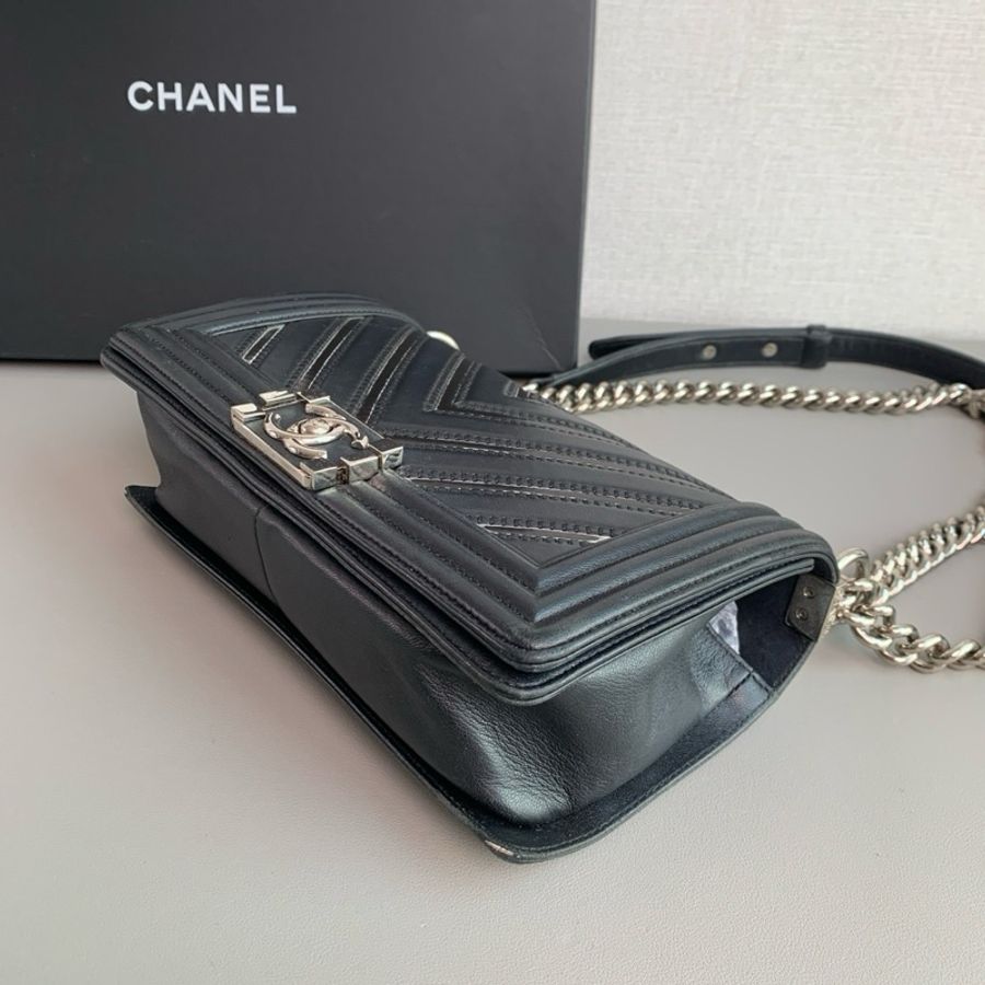 Chanel 香奈兒🖤 黑銀中號Leboy 鐳射V紋 單肩斜挎包💕 98成色✨ 24開無卡 尺寸:25*14-5