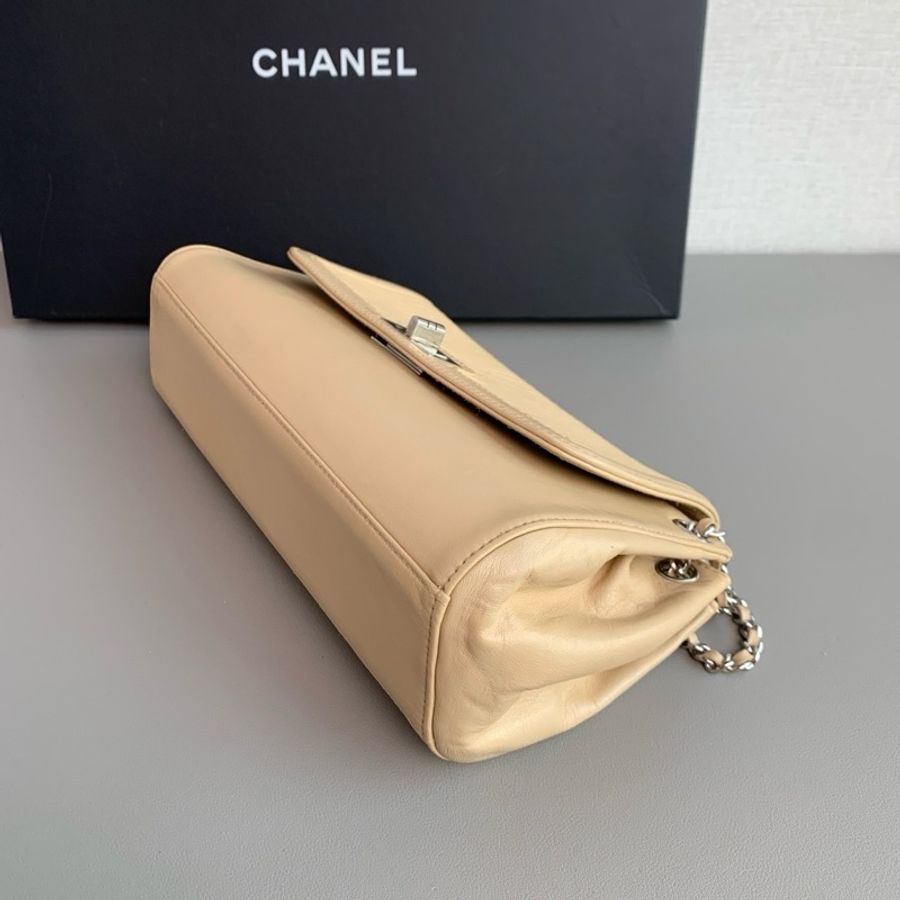 Chanel香奈兒🖤 中古款2.55米色銀扣單肩斜挎包💕 98新✨ 7開有卡 尺寸:26x13-5