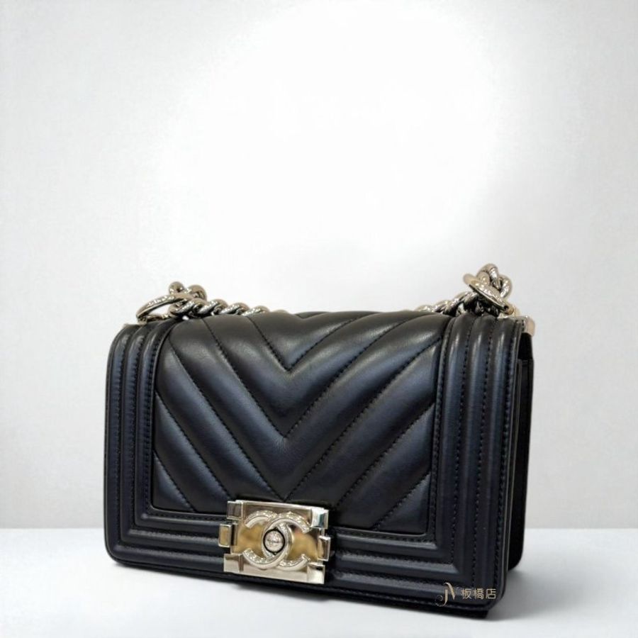 JS1492-CHANEL BOY20 黑色山形牛皮銀釦口蓋包A67085-3