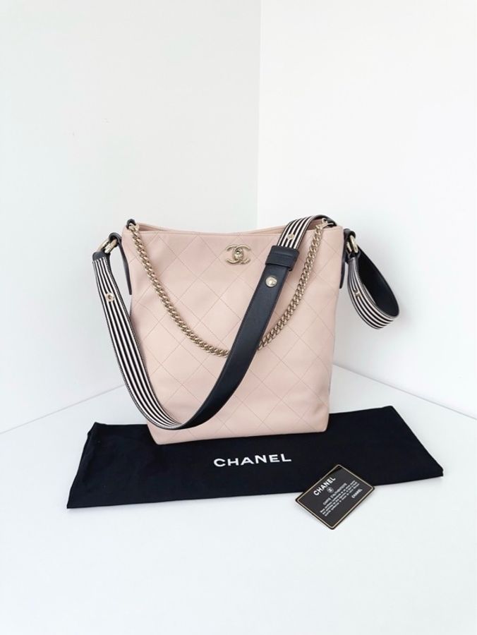 Chanel香奈兒🖤 淡奶茶牛皮Hobo💕 雙鏈嬉皮士水桶包中號💗98新✨27開 有保卡 尺寸24*28*16-1