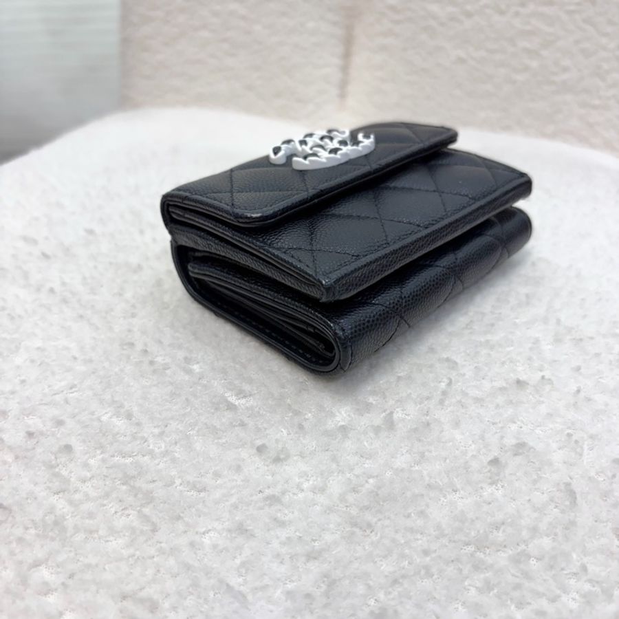 CHANEL黑色白琺瑯釦19粒紋牛皮MINI三折短夾AP3177-21