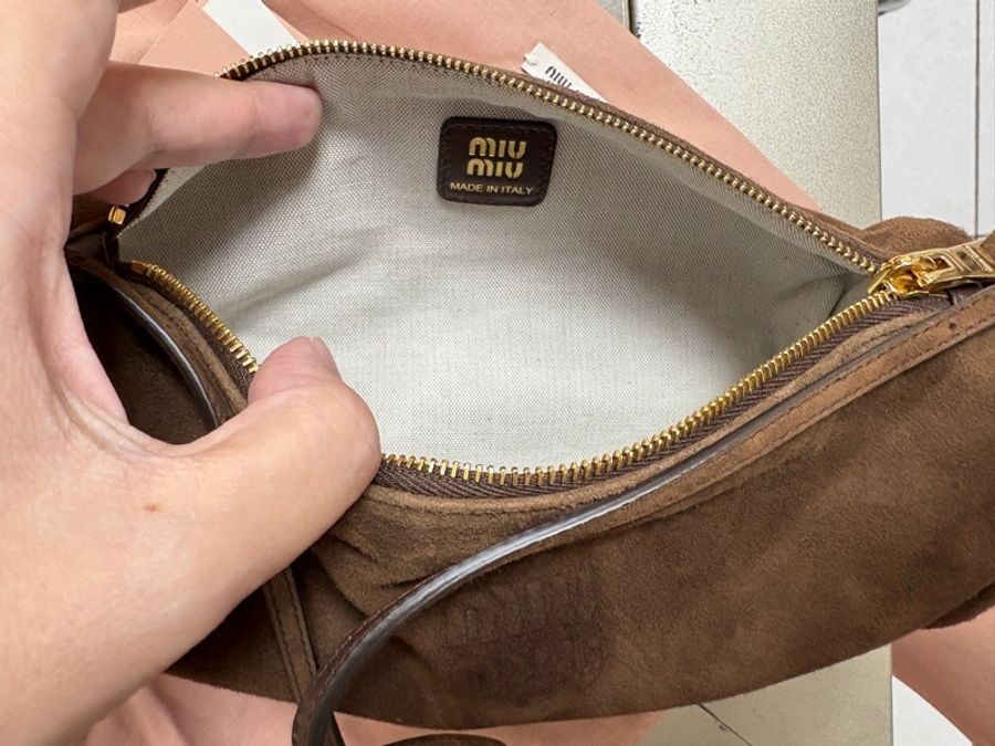 MIUMIU 5NE851 咖啡麂皮 筆筒包-8