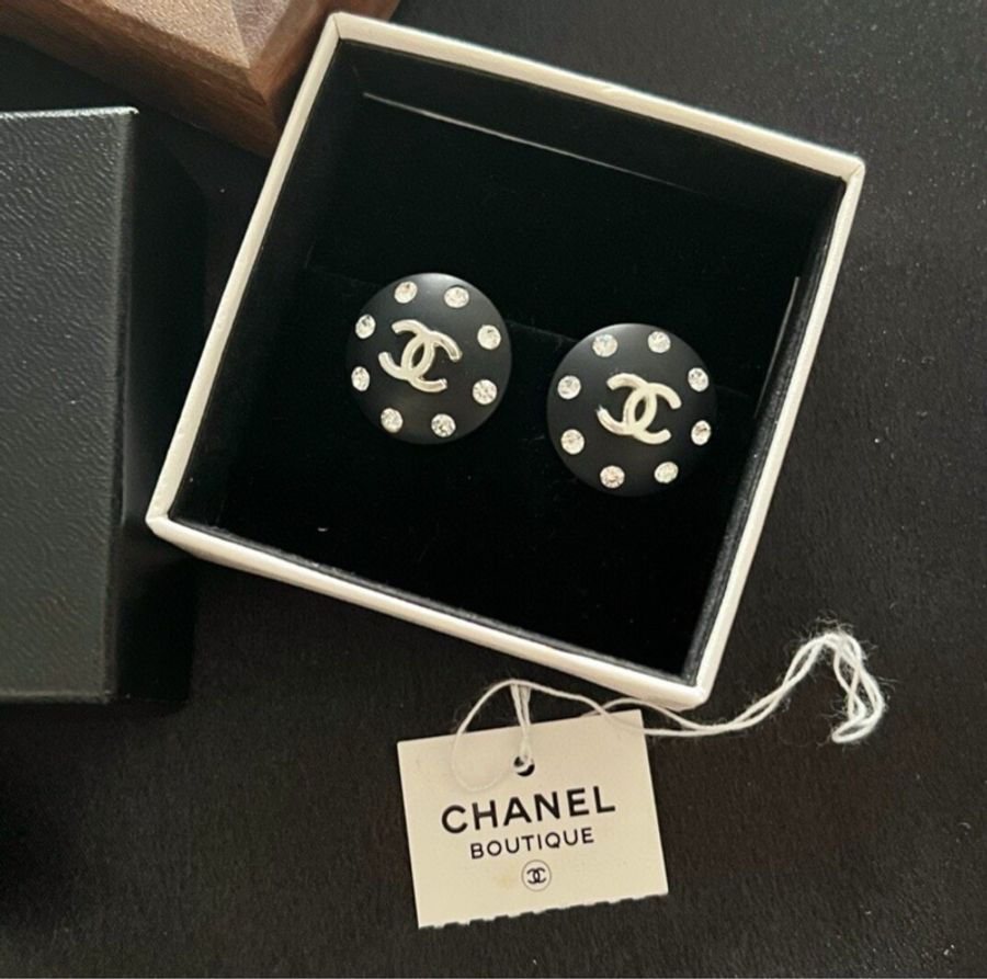 【中古法國回流✨柯德莉風格🖤全網最甜】Chanel香奈兒 中古黑色亞克力滿天星耳夾-1