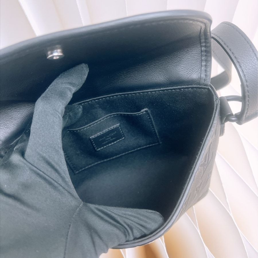 Lv pulse wearbale wallet black 黑色銀包袋-8