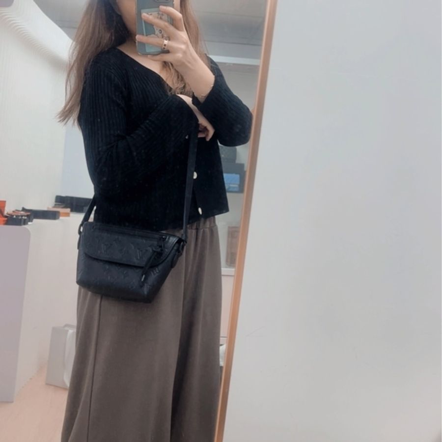 Lv pulse wearbale wallet black 黑色銀包袋-9