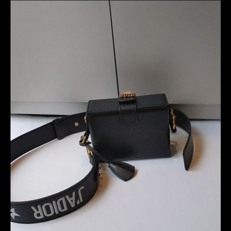 Dior 金釦黑皮硬殼小方斜背包-1