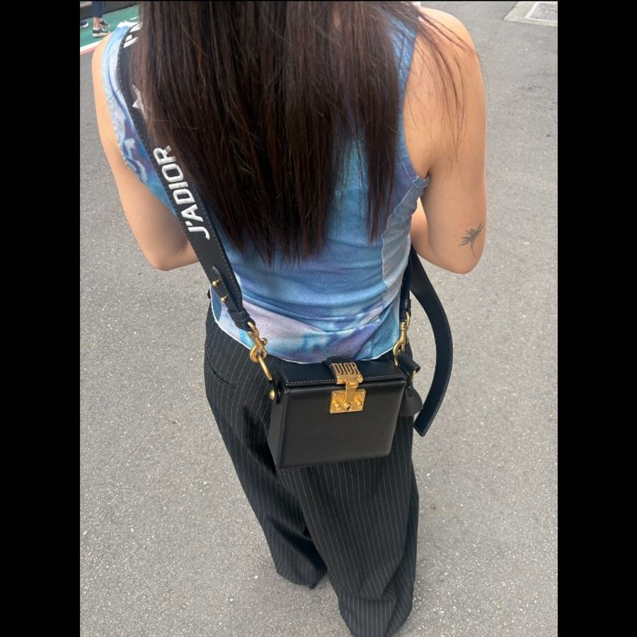 Dior 金釦黑皮硬殼小方斜背包-4
