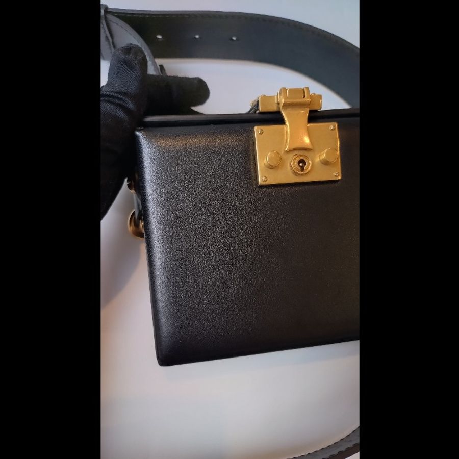 Dior 金釦黑皮硬殼小方斜背包-6