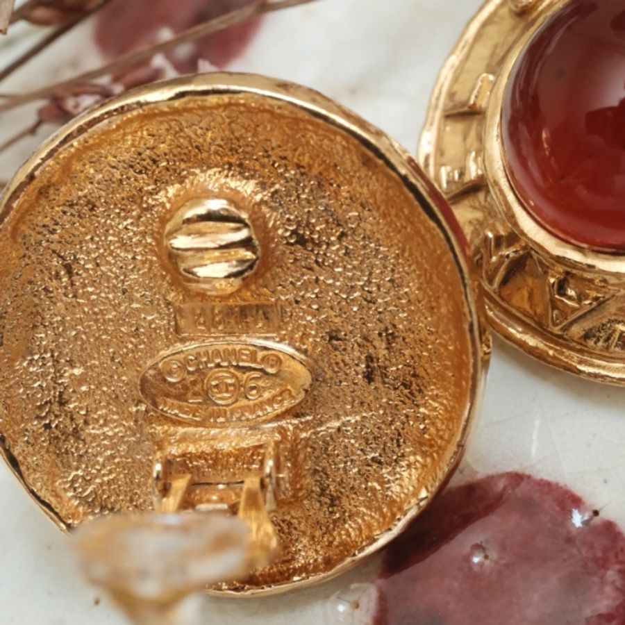 CHANEL VINTAGE 1991 Collection 26 勃艮第紅琉璃 品牌刻字復古24K金夾式耳環-7