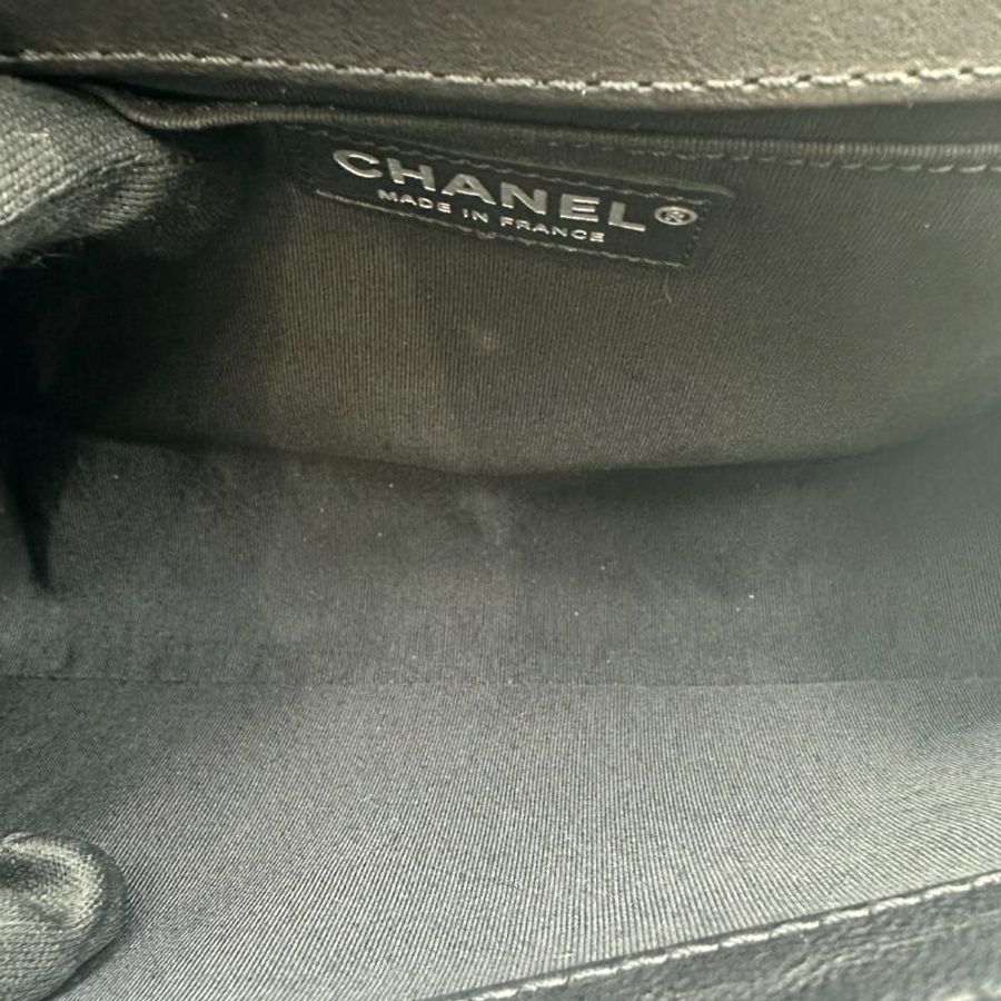 【美收精品】CHANEL Paris-Dallas 限定款 Boy 肩背包 C-812【隔月月中將轉賣至日本 上架期限30天】-8