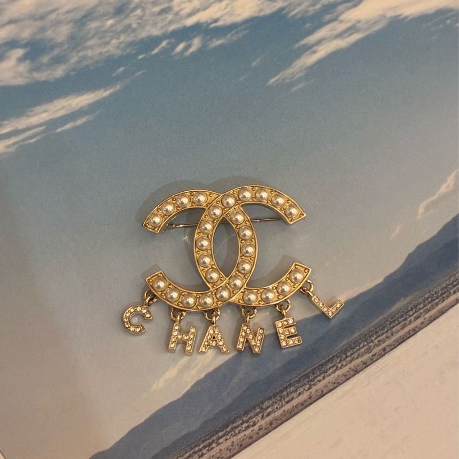 Chanel 淡金雙C珍珠字母logo胸針✨-0