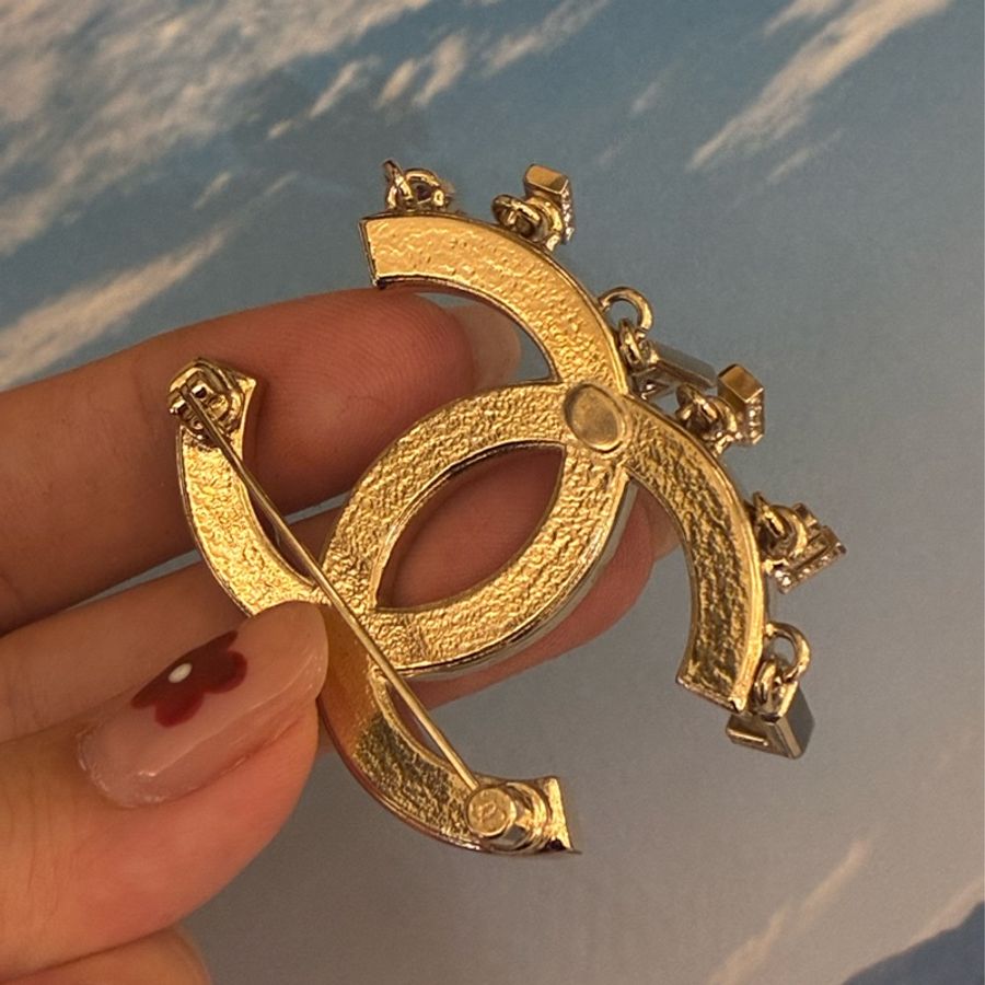 Chanel 淡金雙C珍珠字母logo胸針✨-7