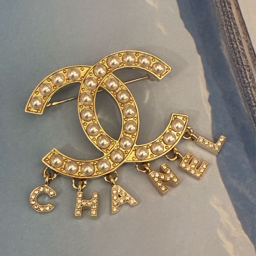 Chanel 淡金雙C珍珠字母logo胸針✨-8