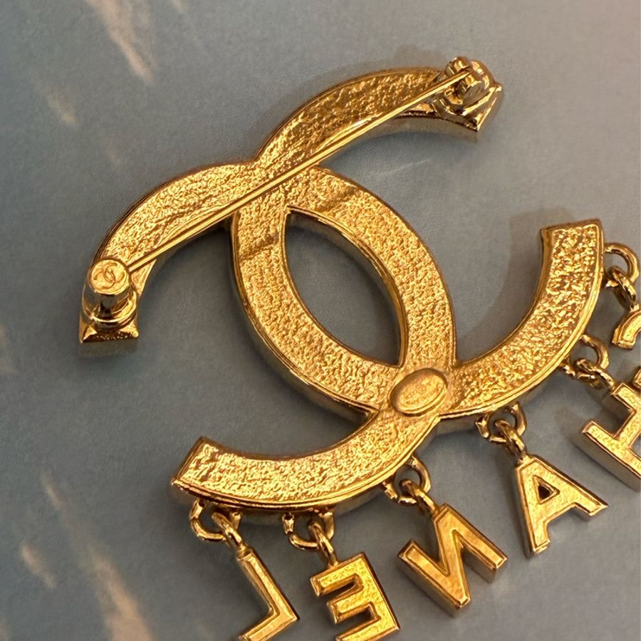 Chanel 淡金雙C珍珠字母logo胸針✨-9