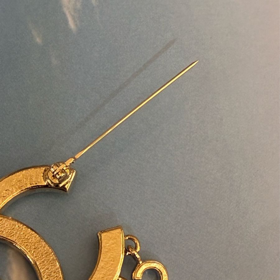 Chanel 淡金雙C珍珠字母logo胸針✨-10