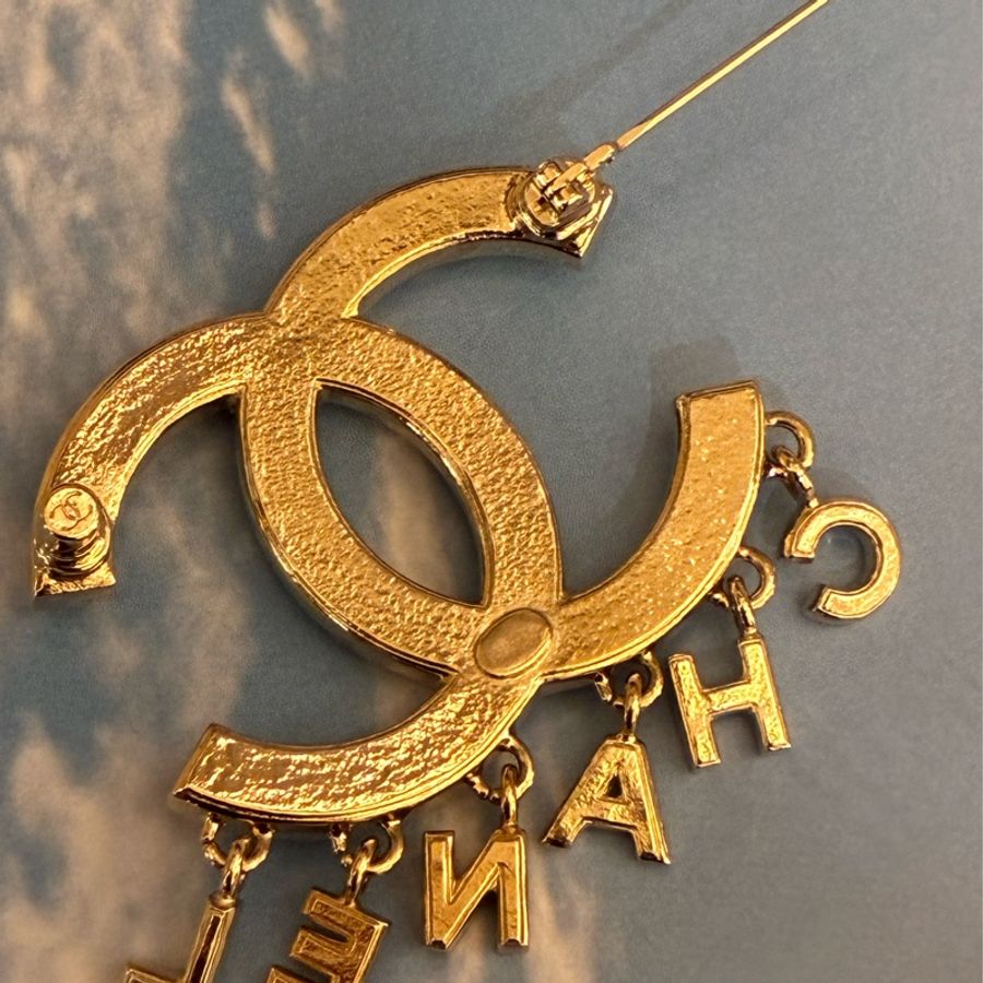 Chanel 淡金雙C珍珠字母logo胸針✨-11