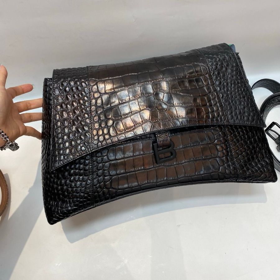 BALENCIAGA巴黎世家DOWNTOWN鳄鱼压纹牛皮全黑soblack大号斜挎包40*14*22-26